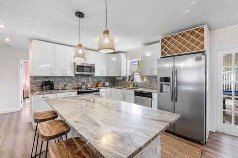 10 min 2 beach Hot Tub Pool Table FirePit Sleeps 8 House in Deerfield Beach