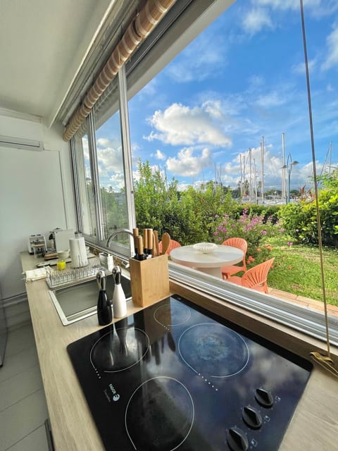 Kitchen or kitchenette, Garden view