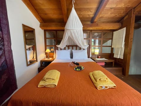 Bed, Bedroom, towels