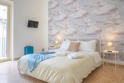 Bed, TV and multimedia, Balcony/Terrace, Photo of the whole room, Bedroom, Landmark view, Street view, towels