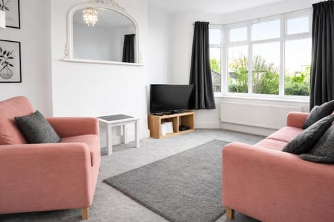 Communal lounge/ TV room, TV and multimedia, Living room, Seating area, Evening entertainment