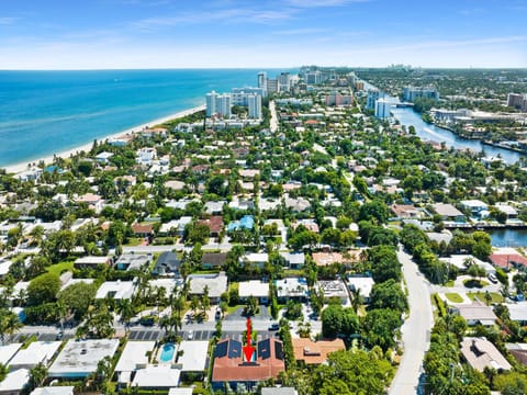 Prime Location Heated Pool Beach Nightlife Apartment in Pompano Beach