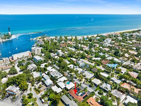 Prime Location Heated Pool Beach Nightlife Apartment in Pompano Beach