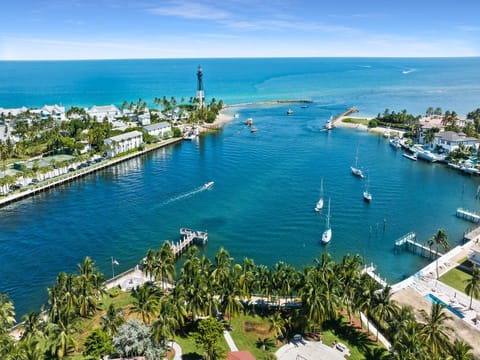 Prime Location Heated Pool Beach Nightlife Apartment in Pompano Beach