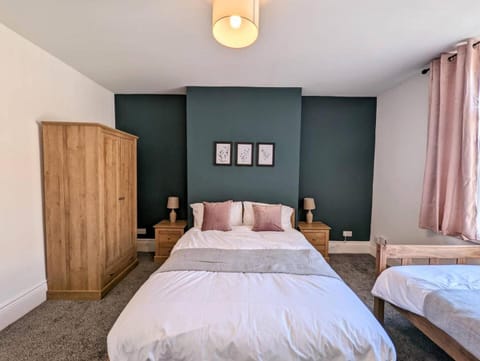 Enjoy a spacious 3 BR w your family and friends Apartment in South Shields