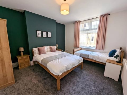 Enjoy a spacious 3 BR w your family and friends Apartment in South Shields