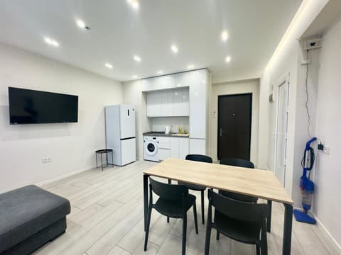 Communal lounge/ TV room, TV and multimedia, Kitchen or kitchenette, Living room, Seating area, Dining area, Evening entertainment