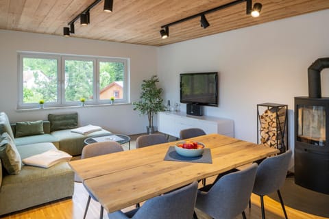 Communal lounge/ TV room, TV and multimedia, Living room, Seating area, Dining area, Evening entertainment