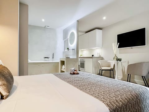 Bed, TV and multimedia, Kitchen or kitchenette, Bedroom, hair dresser