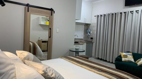 Bed, TV and multimedia, Kitchen or kitchenette, Bedroom