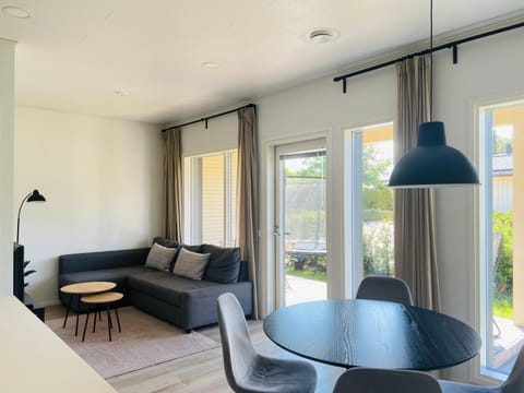 Moderni paritalo lähellä lentokenttää, free parking, sauna Apartment in Uusimaa