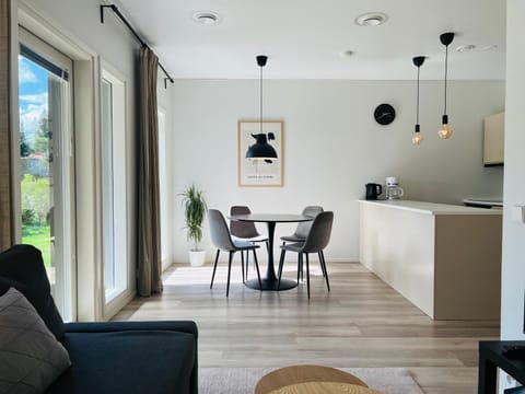 Moderni paritalo lähellä lentokenttää, free parking, sauna Apartment in Uusimaa