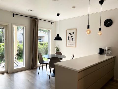 Moderni paritalo lähellä lentokenttää, free parking, sauna Apartment in Uusimaa