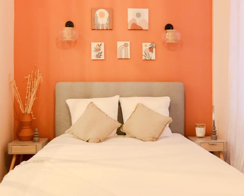 Photo of the whole room, Bedroom