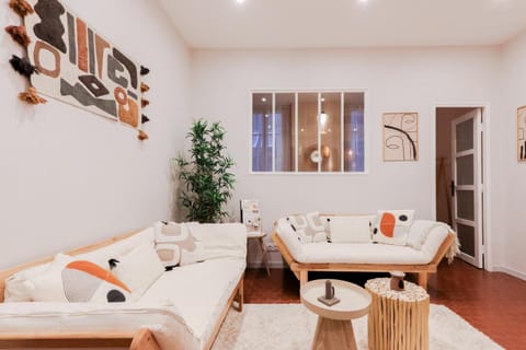 Bed, TV and multimedia, Living room