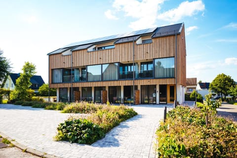 Property building, Balcony/Terrace, Alcoholic drinks, Non alcoholic drinks, Family, Parking, hair dryier, internet, safe, stove, towels, vending machine