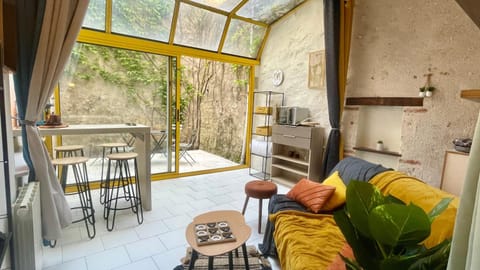 Patio, Living room