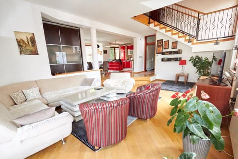 Kitchen or kitchenette, Living room, Seating area