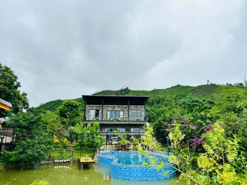 Property building, Day, Swimming pool