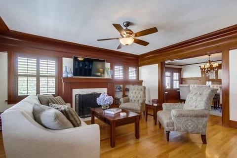 Communal lounge/ TV room, TV and multimedia, Living room, Seating area, fireplace