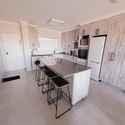 Kitchen or kitchenette, Dining area, oven, stove