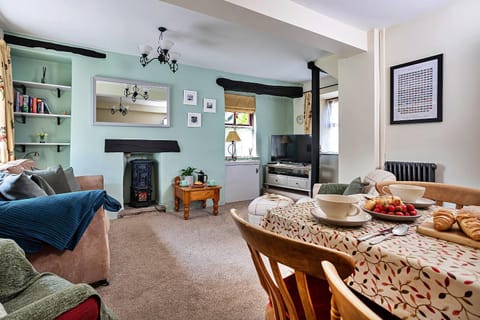 Library, TV and multimedia, Kitchen or kitchenette, Living room, Food and drinks, Seating area, Dining area, Food