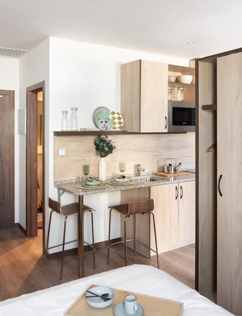 Kitchen or kitchenette, Dining area