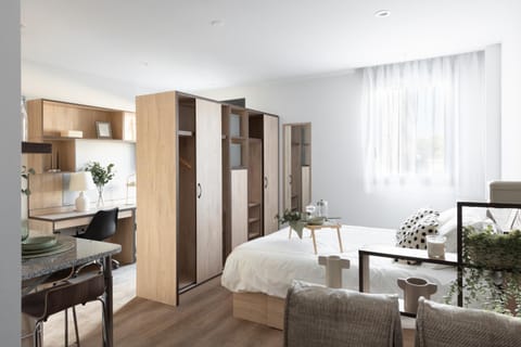 Bed, Photo of the whole room, Seating area