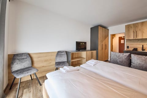 Bed, TV and multimedia, Photo of the whole room, wardrobe