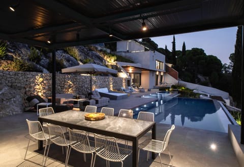 Patio, Natural landscape, BBQ facilities, Hot Tub, Seating area, Dining area, Pool view, Swimming pool, sunbed
