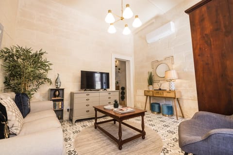 TV and multimedia, Living room, Seating area, Evening entertainment