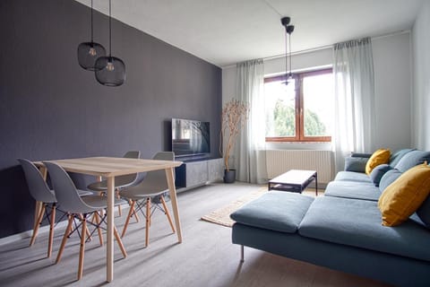 TV and multimedia, Living room, Seating area, Dining area