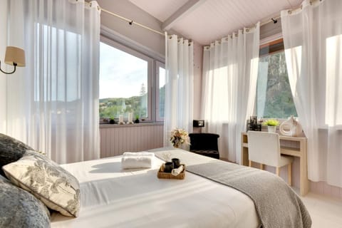 Bed, Natural landscape, Massage, Sauna, Spa and wellness centre/facilities, Photo of the whole room, Bedroom, Parking