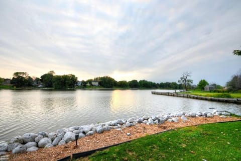 Riverfront Retreat! Water front and dog friendly! Villa in Two Rivers