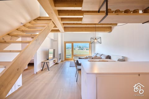 Balcony/Terrace, Kitchen or kitchenette, Dining area, Mountain view, Quiet street view