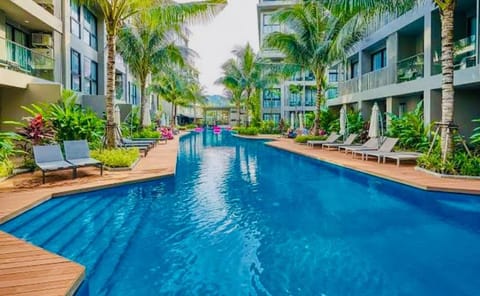 Property building, Patio, Day, Garden, Swimming pool, sunbed