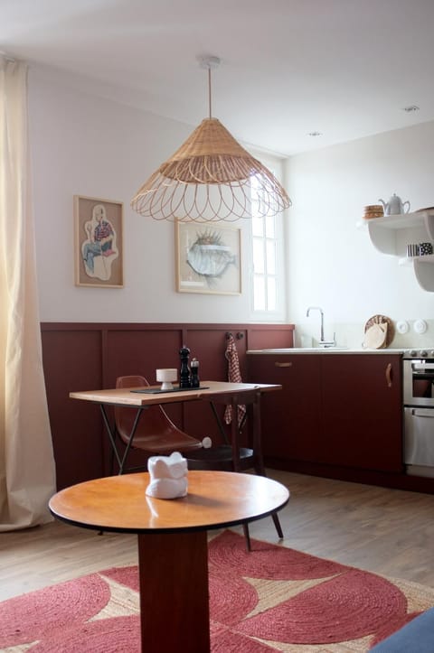 Kitchen or kitchenette, Living room, stove