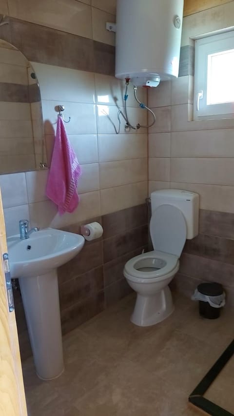 Shower, Toilet
