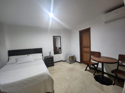 Bed, TV and multimedia, Photo of the whole room, Seating area, Bedroom, hair dresser, air conditioner