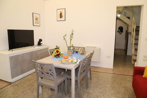 Communal lounge/ TV room, TV and multimedia, Living room, Seating area, Dining area, Evening entertainment, Food