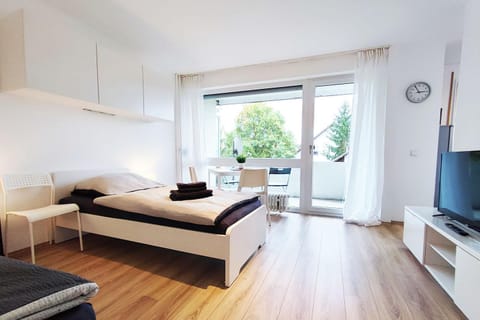 Bed, TV and multimedia, Photo of the whole room, Evening entertainment, Bedroom
