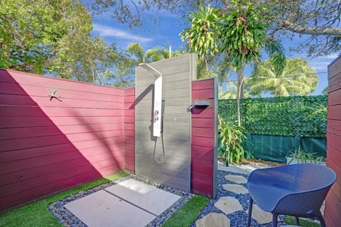 Kiki 1 - Men's Clothing optional Guest Houses Bed and Breakfast in Wilton Manors