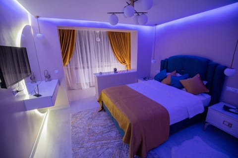 Bed, TV and multimedia, Seating area, Bedroom