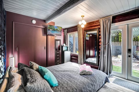 Kiki 3 - Men's Clothing optional Guest Houses Bed and Breakfast in Wilton Manors