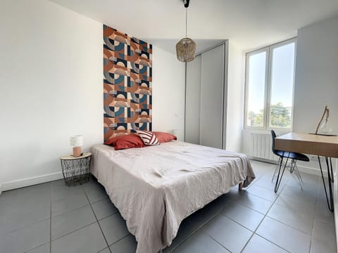 Bed, Photo of the whole room, Seating area, Bedroom