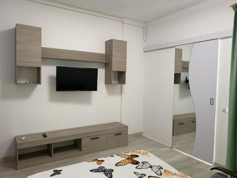 Bed, TV and multimedia, Photo of the whole room, Bedroom