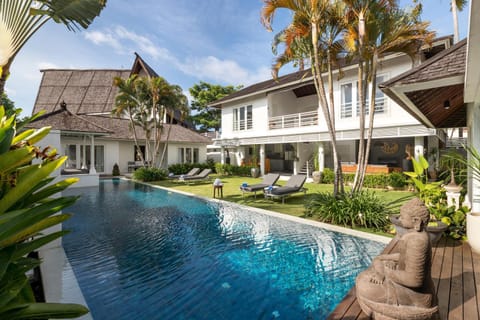 Property building, Day, Garden, Garden view, Pool view, Swimming pool, sunbed
