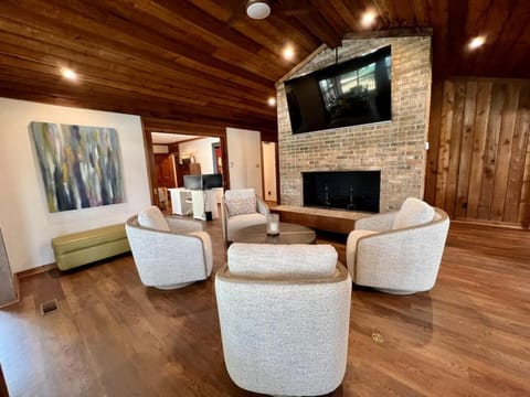 Communal lounge/ TV room, TV and multimedia, Living room, Seating area, Evening entertainment