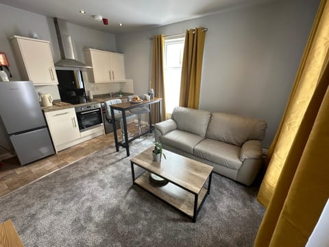 Kitchen or kitchenette, Seating area, Dining area, minibar, pet friendly, stove