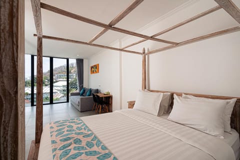 Bed, Photo of the whole room, Seating area, Bedroom
